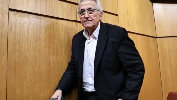 &Tau;&omicron; &Pi;&Alpha;&Sigma;&Omicron;&Kappa; &kappa;&alpha;&lambda;&epsilon;ί &tau;&omicron;&nu; &Pi;&alpha;&nu;&alpha;&gamma;ό&pi;&omicron;&upsilon;&lambda;&omicron; &nu;&alpha; &pi;&alpha;&rho;&alpha;&iota;&tau;&eta;&theta;&epsilon;ί &alpha;&pi;ό &tau;&eta; &Gamma;&Sigma;&Epsilon;&Epsilon; &ndash; &laquo;&Delta;&epsilon;&nu; &alpha;&nu;&tau;&iota;&delta;&iota;&kappa;ώ &mu;&epsilon; &tau;&omicron; &kappa;ό&mu;&mu;&alpha; &mu;&omicron;&upsilon;, &alpha;&lambda;&lambda;ά &delta;&epsilon;&nu; &kappa;ά&nu;&omega; &pi;ί&sigma;&omega;&raquo; &alpha;&pi;&alpha;&nu;&tau;ά
