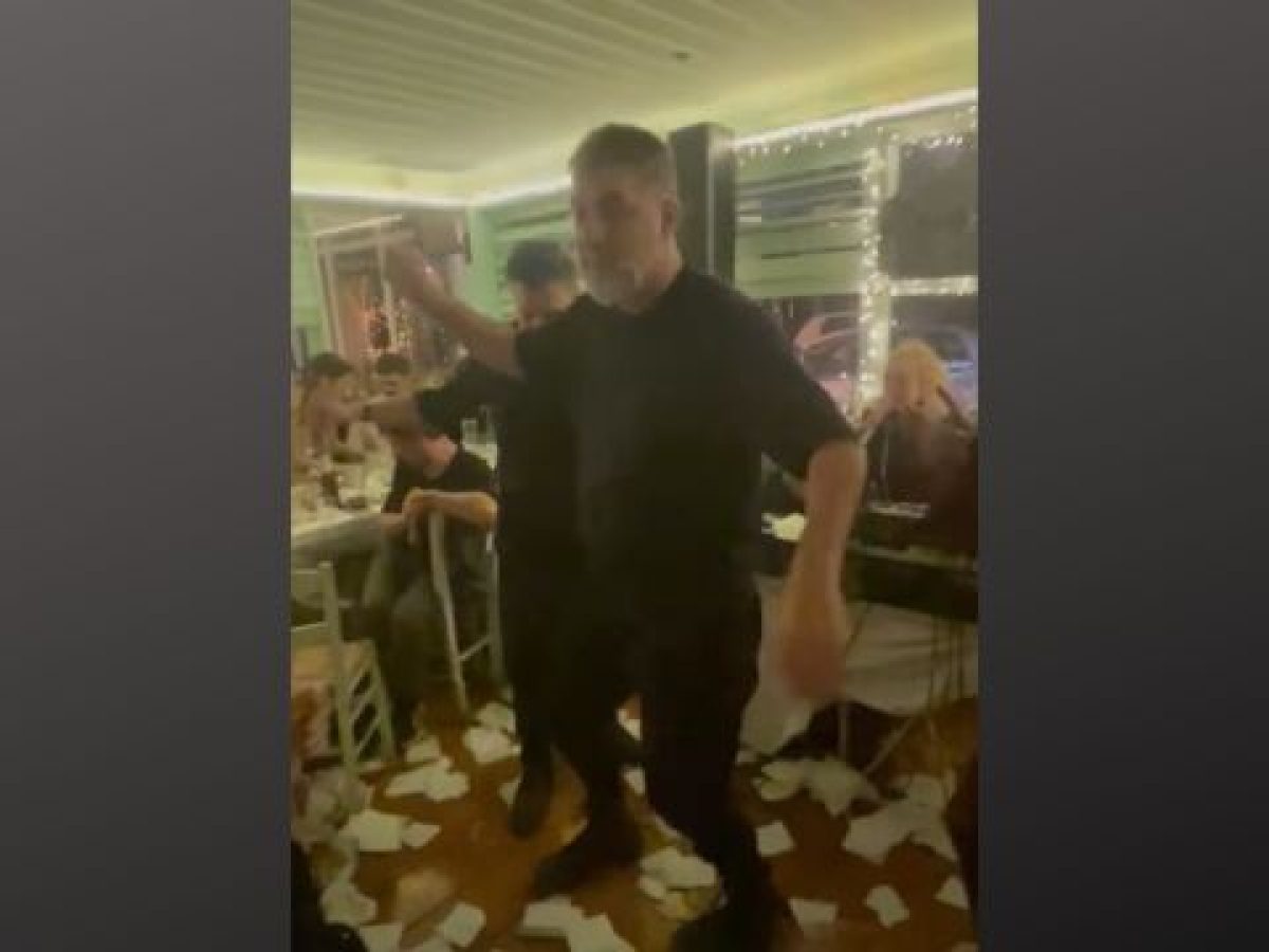 Το ζεϊμπέκικο του Βασίλη Μπισμπίκη με τον πρώην βουλευτή Θάνο Μωραΐτη υπό το βλέμμα της Δέσποινας Βανδή (Βίντεο)