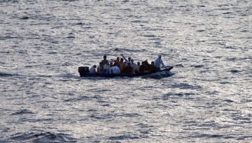 “Τους παρατάς στη θάλασσα”, η επίσημη πολιτική για πρόσφυγες