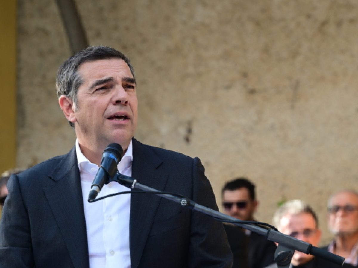 Τσίπρας σε Κακλαμάνη: Η Βουλή να αγοράσει τις φωτογραφίες των 200 κομμουνιστών στην Καισαριανή