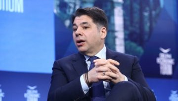 &Tau;&zeta;&omicron;&rho;&tau;&zeta; &Tau;&sigma;&omicron;ύ&nu;&eta;&sigmaf;: &laquo;&Omicron;&iota; &Eta;&Pi;&Alpha; &chi;&rho;&epsilon;&iota;ά&zeta;&omicron;&nu;&tau;&alpha;&iota; &tau;&eta;&nu; &Epsilon;&lambda;&lambda;ά&delta;&alpha;&raquo;