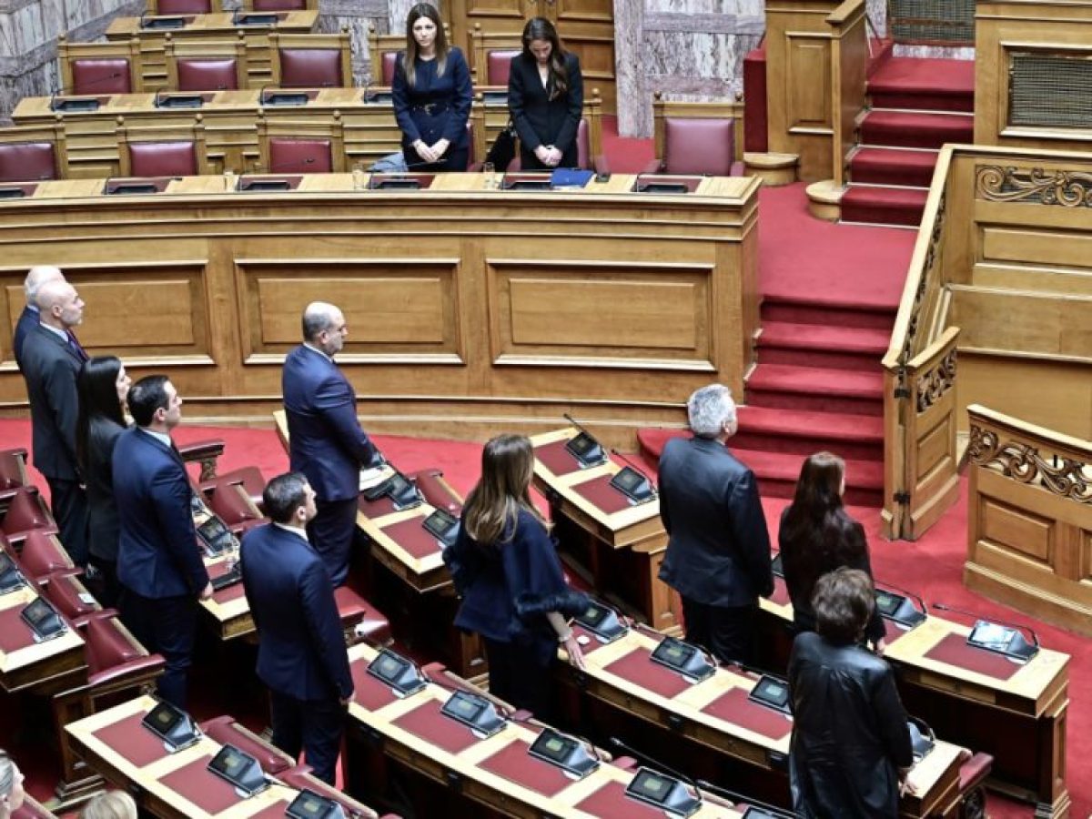 Βουλή: Ενός λεπτού σιγή στη μνήμη των 57 θυμάτων των Τεμπών