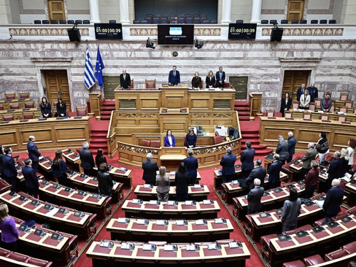 Βουλή: Ενός λεπτού σιγή στη μνήμη των 57 θυμάτων του δυστυχήματος των Τεμπών