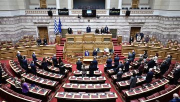 Βουλή: Ενός λεπτού σιγή στη μνήμη των 57 θυμάτων του δυστυχήματος των Τεμπών