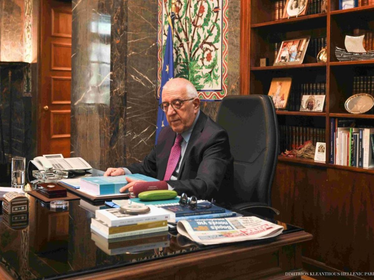 Βουλή: Παραδόθηκε στον Νικ. Κακλαμάνη το πόρισμα της Εξεταστικής για τον ΟΠΕΚΕΠΕ