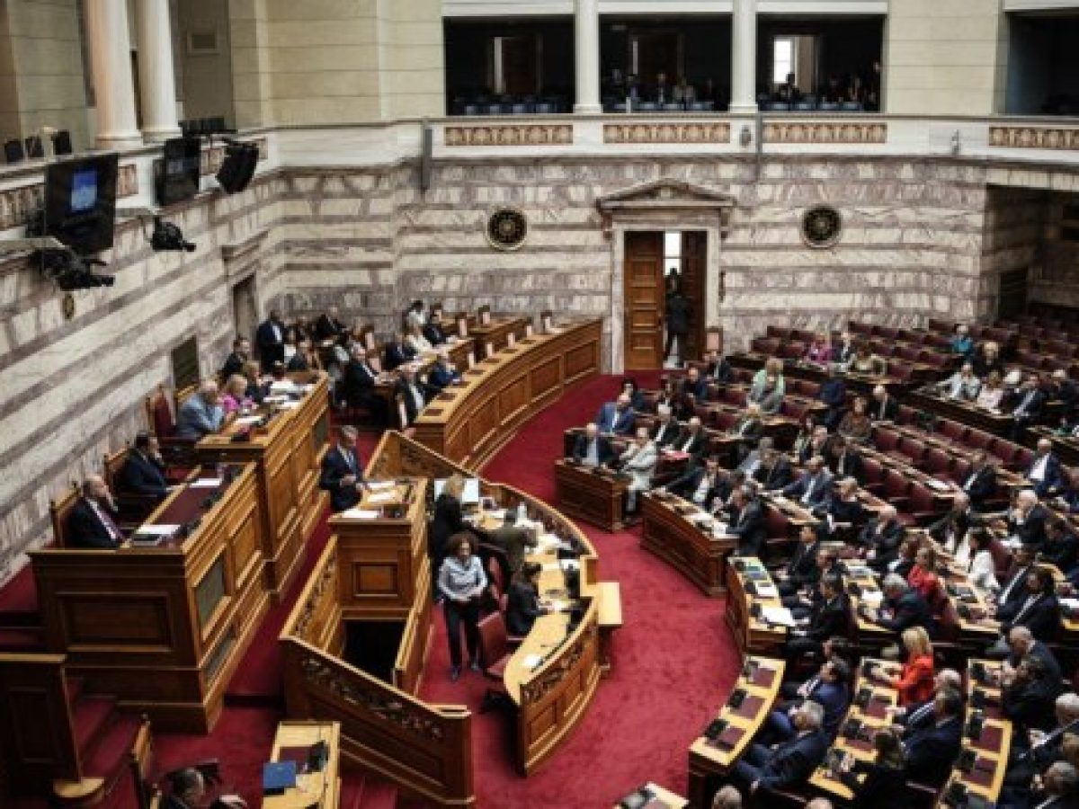 Βουλή: Ψηφίστηκε το νομοσχέδιο για τη «νόμιμη μετανάστευση»