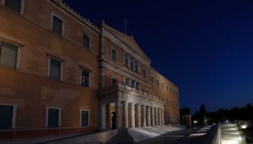 &Beta;&omicron;&upsilon;&lambda;ή: &Tau;&rho;ί&tau;&omicron; &laquo;&kappa;ό&mu;&mu;&alpha;&raquo; &omicron;&iota; &alpha;&nu;&epsilon;&xi;ά&rho;&tau;&eta;&tau;&omicron;&iota; &ndash; &Omicron;&iota; &beta;&omicron;&upsilon;&lambda;&epsilon;&upsilon;&tau;έ&sigmaf; &pi;&omicron;&upsilon; ά&lambda;&lambda;&alpha;&xi;&alpha;&nu; έ&delta;&rho;&alpha;&nu;&alpha;