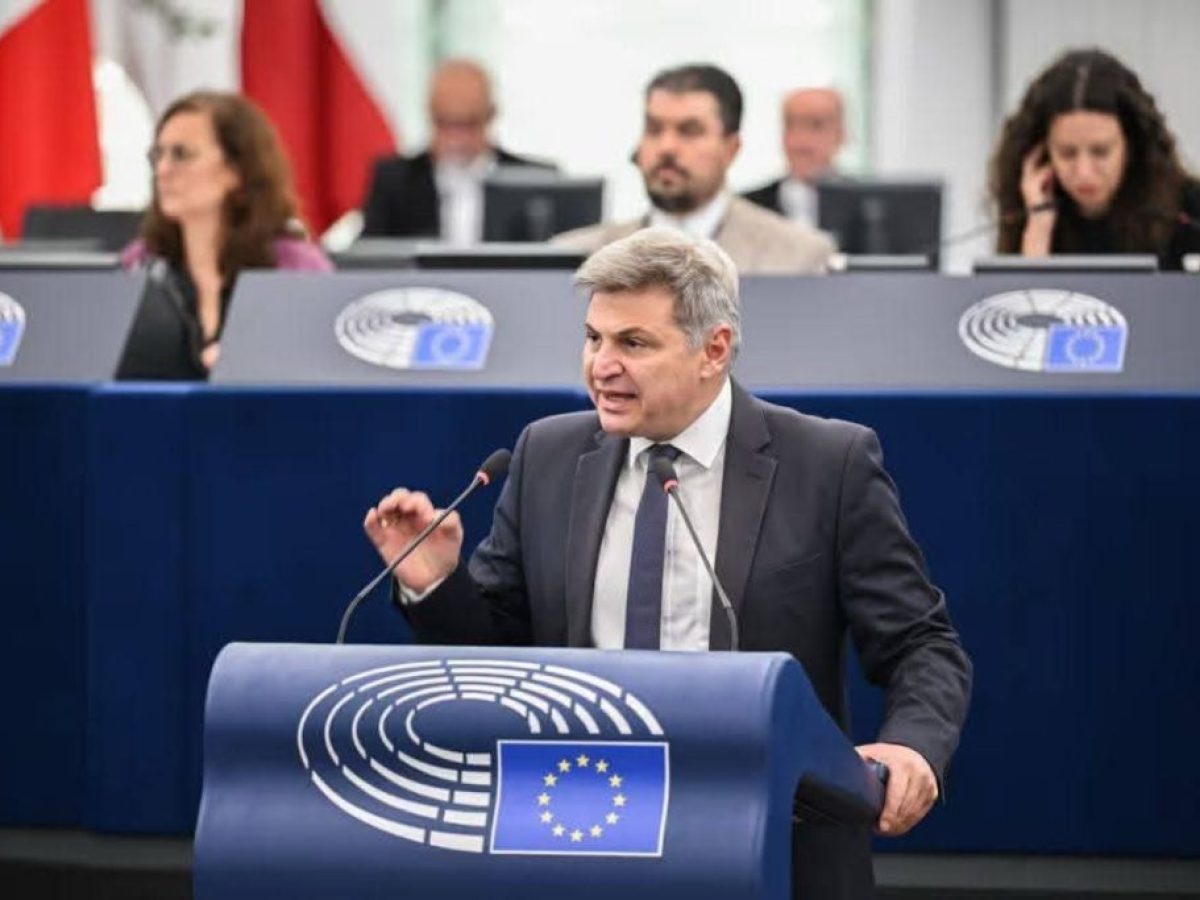 Ξεκάθαρες απαντήσεις από την Κομισιόν για Ελλάδα – Κύπρο ζητά ο Φαραντούρης