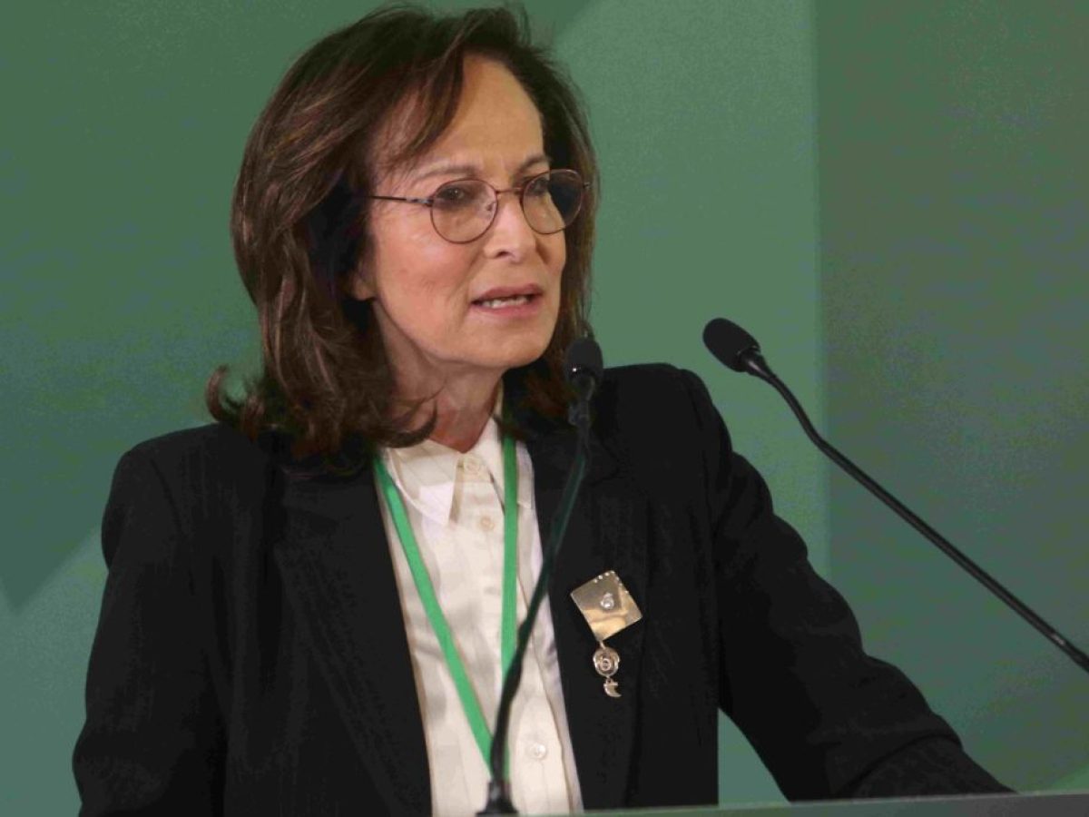 Άννα Διαμαντοπούλου: Οι ευχές για “Καλές Απόκριες” και το ζεϊμπέκικο στις Τζιτζιφιές, vid