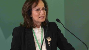 Άννα Διαμαντοπούλου: Οι ευχές για “Καλές Απόκριες” και το ζεϊμπέκικο στις Τζιτζιφιές, vid
