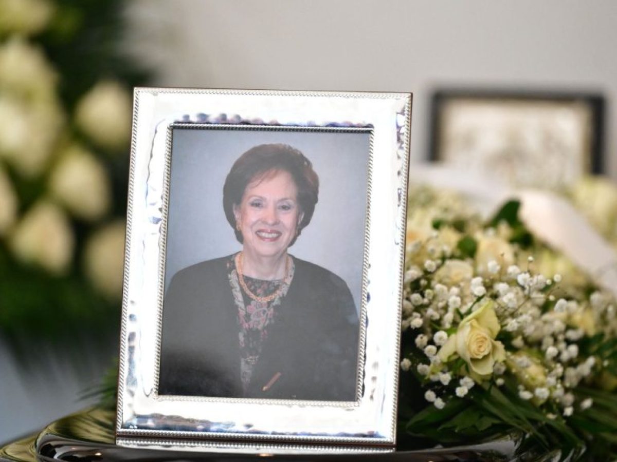 Άννα Ψαρούδα-Μπενάκη: Στο Α΄ Νεκροταφείο το «τελευταίο αντίο» – Συγγενείς, φίλοι, πολιτικοί και ακαδημαϊκοί την αποχαιρέτ