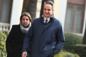 Αnakamptontas-stin…-kampoura-ton-allon