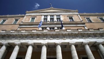 Ανέβηκαν οι εντάσεις στη Βουλή με αφορμή το ναυάγιο με τους αλλοδαπούς στη Χίο