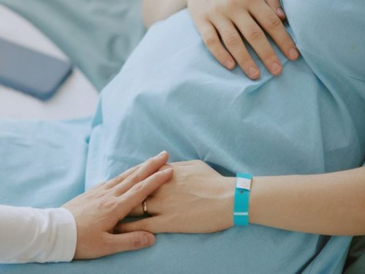 Αντιδράσεις για το υπό έγκριση καθηκοντολόγιο των μαιών – Τι απαντά ο Γεωργιάδης