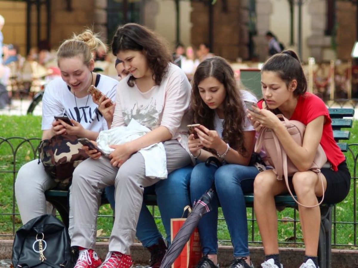 Απαγόρευση των social media σε ανήλικους: Όλο το σχέδιο, τα φίλτρα και οι οδηγίες των ψυχολόγων