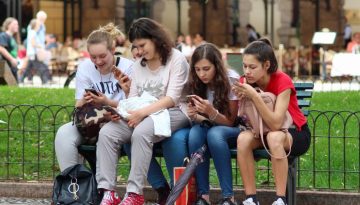 Απαγόρευση των social media σε ανήλικους: Όλο το σχέδιο, τα φίλτρα και οι οδηγίες των ψυχολόγων