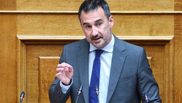 &Alpha;&lambda;έ&xi;&eta;&sigmaf; &Chi;&alpha;&rho;ί&tau;&sigma;&eta;&sigmaf;: &Pi;&alpha;&rho;&alpha;&delta;ί&delta;&epsilon;&iota; &tau;&eta; &sigma;&kappa;&upsilon;&tau;ά&lambda;&eta; &sigma;&tau;&eta; &laquo;&sigma;&kappa;&lambda;&eta;&rho;ή &pi;&tau;έ&rho;&upsilon;&gamma;&alpha;&raquo;
