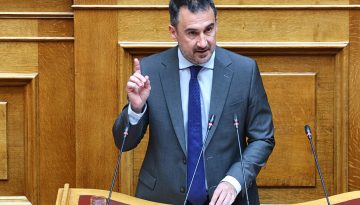 &Alpha;&lambda;έ&xi;&eta;&sigmaf; &Chi;&alpha;&rho;ί&tau;&sigma;&eta;&sigmaf;: &Pi;&alpha;&rho;&alpha;&iota;&tau;ή&theta;&eta;&kappa;&epsilon; &alpha;&pi;ό &pi;&rho;ό&epsilon;&delta;&rho;&omicron;&sigmaf; &tau;&eta;&sigmaf; &Nu;έ&alpha;&sigmaf; &Alpha;&rho;&iota;&sigma;&tau;&epsilon;&rho;ά&sigmaf; &ndash; &Mu;έ&chi;&rho;&iota; &tau;&omicron; &sigma;&upsilon;&nu;έ&delta;&rho;&iota;&omicron; &tau;&alpha; &eta;&nu;ί&alpha; &sigma;&tau;&omicron;&nu; &Gamma;&alpha;&beta;&rho;&iota;ή&lambda; &Sigma;&alpha;&kappa;&epsilon;&lambda;&lambda;&alpha;&rho;ί&delta;&eta;