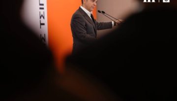 &Alpha;&lambda;έ&xi;&eta;&sigmaf; &Tau;&sigma;ί&pi;&rho;&alpha;&sigmaf;: &Eta; &laquo;&Iota;&theta;ά&kappa;&eta;&raquo; &sigma;&upsilon;&nu;&epsilon;&chi;ί&zeta;&epsilon;&iota; &tau;&omicron; &tau;&alpha;&xi;ί&delta;&iota; &tau;&eta;&sigmaf; &ndash; &Nu;έ&omicron;&sigmaf; &pi;&rho;&omicron;&omicron;&rho;&iota;&sigma;&mu;ό&sigmaf; &eta; &Lambda;&alpha;&mu;ί&alpha; &ndash; &Eta; &sigma;ύ&nu;&theta;&epsilon;&sigma;&eta; &tau;&omicron;&upsilon; &pi;ά&nu;&epsilon;&lambda;