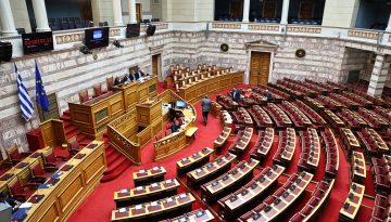 &Alpha;&nu;ά&phi;&lambda;&epsilon;&xi;&eta; &sigma;&tau;&omicron; &pi;&omicron;&lambda;&iota;&tau;&iota;&kappa;ό &sigma;&kappa;&eta;&nu;&iota;&kappa;ό: &Omicron; &Gamma;&epsilon;&rho;&alpha;&pi;&epsilon;&tau;&rho;ί&tau;&eta;&sigmaf; &epsilon;&nu;&eta;&mu;&epsilon;&rho;ώ&nu;&epsilon;&iota; &kappa;ό&mu;&mu;&alpha;&tau;&alpha; &gamma;&iota;&alpha; &Iota;&rho;ά&nu; &ndash; &Tau;&eta; &beta;&omicron;&upsilon;&lambda;ή &epsilon;&nu;&eta;&mu;&epsilon;&rho;ώ&nu;&epsilon;&iota; &omicron; &pi;&rho;&omega;&theta;&upsilon;&pi;&omicron;&upsilon;&rho;&gamma;ό&sigmaf;