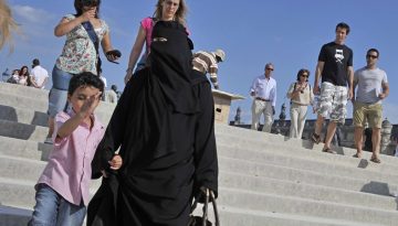 &Alpha;&nu;&alpha;&tau;&rho;&omicron;&pi;ή &mu;&epsilon; &tau;&eta;&nu; &mu;&pi;&omicron;ύ&rho;&kappa;&alpha; &sigma;&tau;&eta;&nu; &Epsilon;&lambda;&lambda;ά&delta;&alpha; &ndash; &Tau;&iota; &alpha;&lambda;&lambda;ά&zeta;&epsilon;&iota;, &tau;&omicron; &sigma;&chi;ό&lambda;&iota;&omicron; &Pi;&lambda;&epsilon;ύ&rho;&eta;