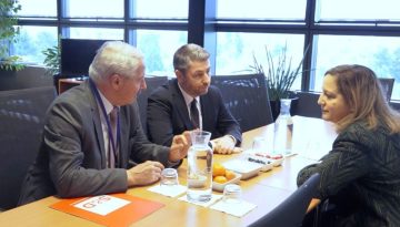 &Alpha;&nu;&delta;&rho;&omicron;&upsilon;&lambda;ά&kappa;&eta;&sigmaf; &alpha;&pi;ό &Sigma;&tau;&rho;&alpha;&sigma;&beta;&omicron;ύ&rho;&gamma;&omicron; &gamma;&iota;&alpha; &tau;&iota;&sigmaf; &upsilon;&pi;&omicron;&kappa;&lambda;&omicron;&pi;έ&sigmaf;: &laquo;&Delta;ί&nu;&omicron;&upsilon;&mu;&epsilon; &alpha;&gamma;ώ&nu;&alpha; &alpha;&rho;&chi;ώ&nu; &kappa;&alpha;&iota; &alpha;&xi;&iota;ώ&nu;&raquo;