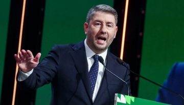 &Alpha;&nu;&delta;&rho;&omicron;&upsilon;&lambda;ά&kappa;&eta;&sigmaf;: &Epsilon;&kappa;&tau;ό&sigmaf; &pi;&rho;&alpha;&gamma;&mu;&alpha;&tau;&iota;&kappa;ό&tau;&eta;&tau;&alpha;&sigmaf; &tau;&alpha; &sigma;&epsilon;&nu;ά&rho;&iota;&alpha; &sigma;&upsilon;&nu;&epsilon;&rho;&gamma;&alpha;&sigma;ί&alpha;&sigmaf; &mu;&epsilon; &tau;&eta; &Nu;&Delta; &ndash; &Nu;&alpha; &kappa;ά&nu;&omicron;&upsilon;&mu;&epsilon; &tau;&omicron; &laquo;&sigma;&upsilon;&lambda;&lambda;&omicron;&gamma;&iota;&kappa;ό &theta;έ&lambda;&omega;, &pi;&omicron;&lambda;&iota;&tau;&iota;&kappa;ό &mu;&pi;&omicron;&rho;ώ&raquo;