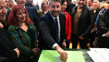 &Alpha;&nu;&delta;&rho;&omicron;&upsilon;&lambda;ά&kappa;&eta;&sigmaf;: &laquo;&Eta; &chi;&theta;&epsilon;&sigma;&iota;&nu;ή &sigma;&upsilon;&mu;&mu;&epsilon;&tau;&omicron;&chi;ή &xi;&epsilon;&pi;έ&rho;&alpha;&sigma;&epsilon; &kappa;ά&theta;&epsilon; &pi;&rho;&omicron;&sigma;&delta;&omicron;&kappa;ί&alpha;&raquo; &ndash; &Iota;&sigma;&chi;&upsilon;&rho;ό &mu;ή&nu;&upsilon;&mu;&alpha; &alpha;&pi;ό 174.813 &pi;&omicron;&lambda;ί&tau;&epsilon;&sigmaf;