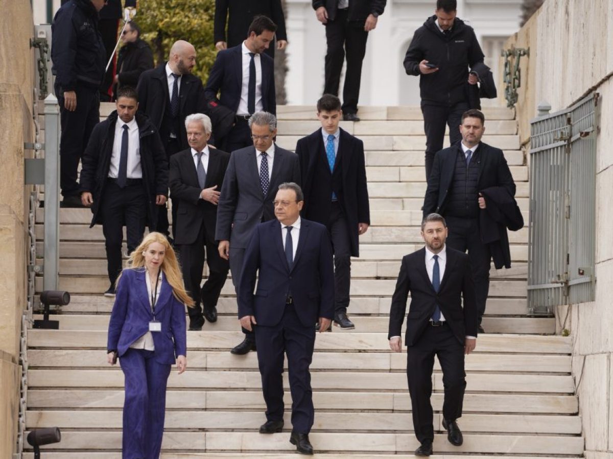 &Alpha;&nu;&delta;&rho;&omicron;&upsilon;&lambda;ά&kappa;&eta;&sigmaf;: &laquo;&Nu;&alpha; &delta;&iota;&alpha;&tau;&eta;&rho;ή&sigma;&omicron;&upsilon;&mu;&epsilon; &tau;&iota;&sigmaf; &alpha;&xi;ί&epsilon;&sigmaf; ό&sigma;&omega;&nu; &theta;&upsilon;&sigma;&iota;ά&sigma;&tau;&eta;&kappa;&alpha;&nu; &gamma;&iota;&alpha; &tau;&eta;&nu; &pi;&alpha;&tau;&rho;ί&delta;&alpha;&raquo;