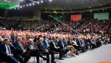 4ο Συνέδριο ΠΑΣΟΚ: Ποιοι πήραν θέση δίπλα στον Ανδρουλάκη, δείτε βίντεο