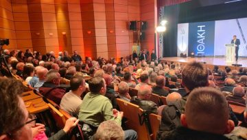 Live &eta; &omicron;&mu;&iota;&lambda;ί&alpha; &tau;&omicron;&upsilon; &Alpha;&lambda;έ&xi;&eta; &Tau;&sigma;ί&pi;&rho;&alpha; &gamma;&iota;&alpha; &tau;&eta;&nu; &laquo;&Iota;&theta;ά&kappa;&eta;&raquo; &sigma;&tau;&eta;&nu; &Kappa;&omicron;&zeta;ά&nu;&eta;