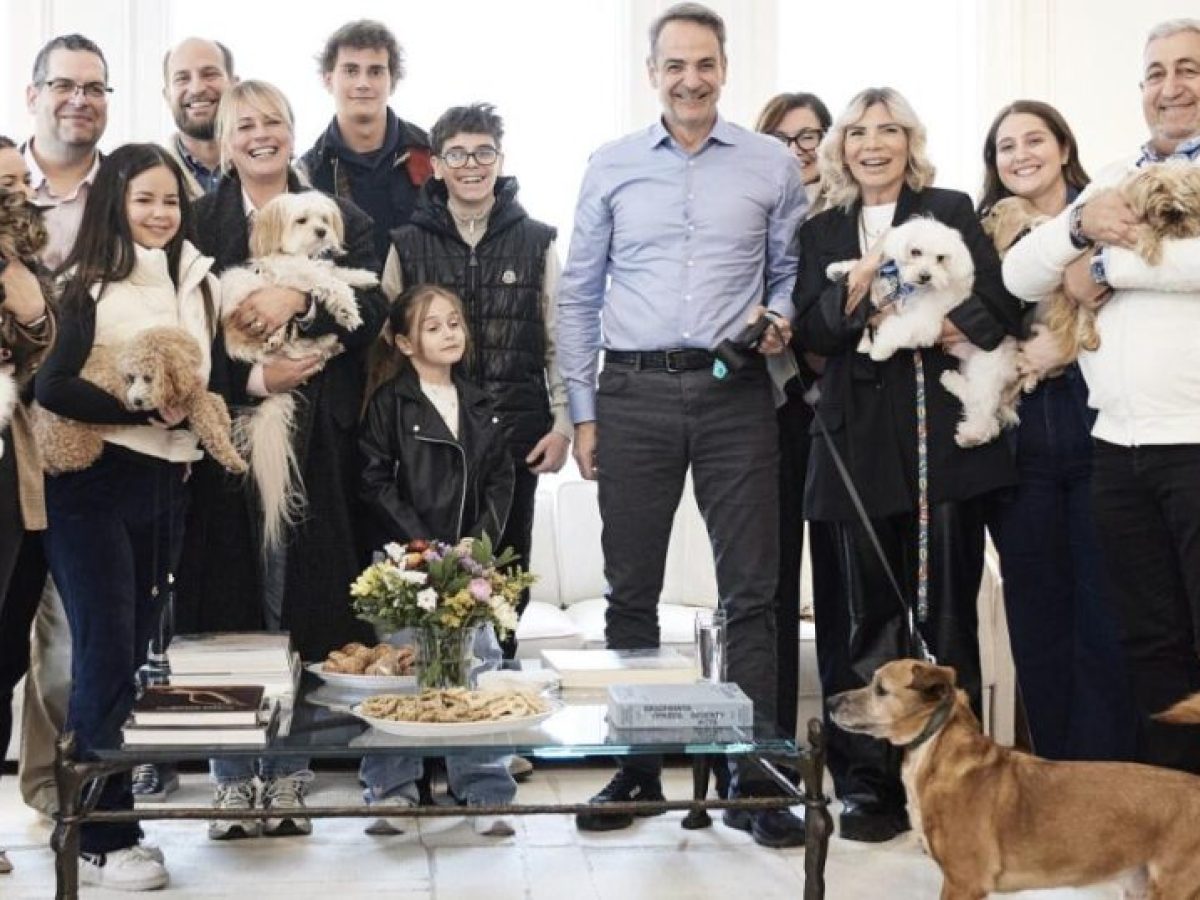 O Μητσοτάκης υποδέχτηκε Έλληνες που επαναπατρίστηκαν από τη Μέση Ανατολή με τα κατοικίδιά τους (Photos)