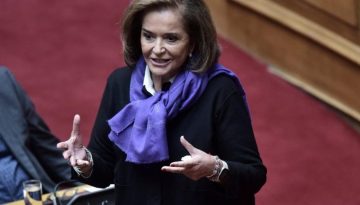 Μπακογιάννη: Η Ελλάδα δεν μετέχει στον πόλεμο, προστατεύει την κυριαρχία της