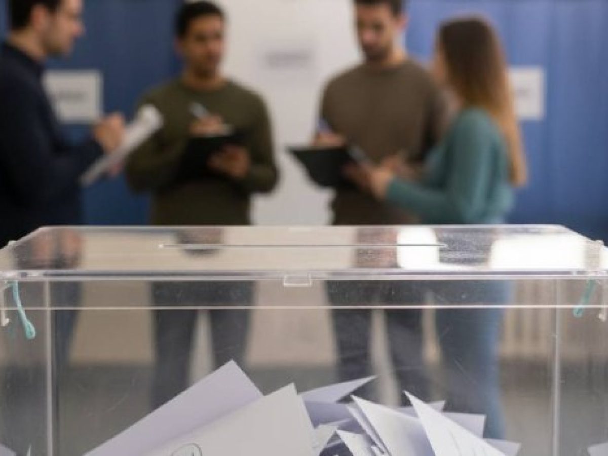 Χαμογελάνε στην κυβέρνηση με τις δημοσκοπήσεις, στο ερώτημα που θα φτάσει η ακρίβεια κανείς δεν δίνει απαντήσεις