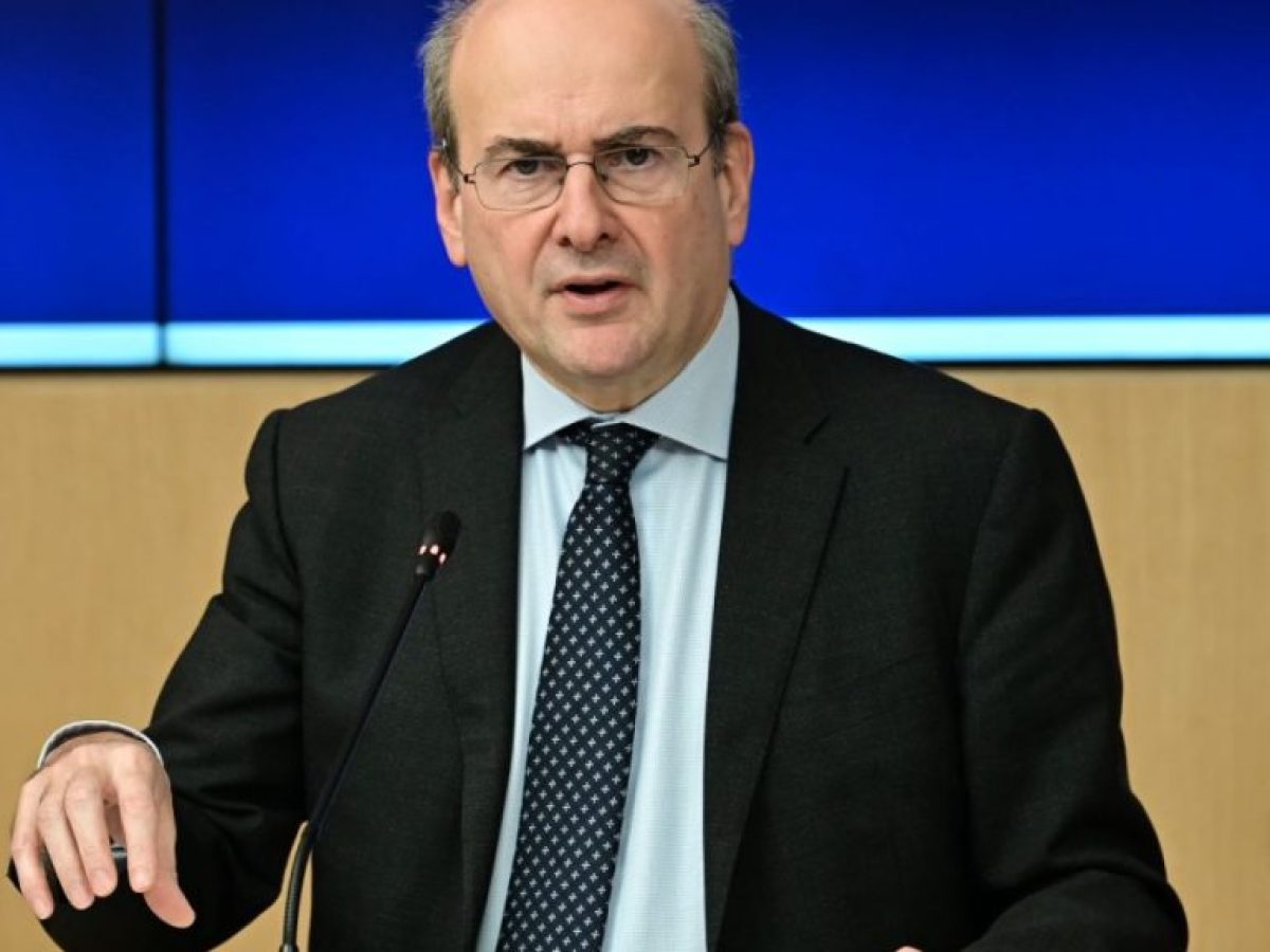 Χατζηδάκης: Οι μειώσεις στα καύσιμα θα περάσουν απευθείας στην τσέπη του καταναλωτή