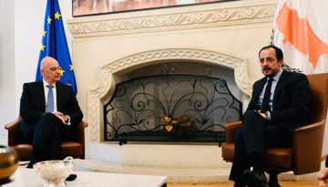 Χριστοδουλίδης σε Δένδια: Η Ελλάδα δείχνει τον δρόμο στην ΕΕ