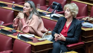 &laquo;&Delta;&alpha;&chi;&tau;&upsilon;&lambda;ί&delta;&iota;&raquo; &sigma;&epsilon; &gamma;&upsilon;&nu;&alpha;&iota;&kappa;&epsilon;ί&omicron; &chi;έ&rho;&iota; &sigma;&tau;&eta; &Nu;έ&alpha; &Alpha;&rho;&iota;&sigma;&tau;&epsilon;&rho;ά &ndash; Έ&xi;&alpha;&lambda;&lambda;&omicron;&iota; &mu;&epsilon; &Epsilon;&upsilon;&kappa;&lambda;&epsilon;ί&delta;&eta;