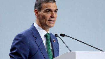 &Delta;&epsilon;&xi;&iota;&omicron;ί &kappa;&alpha;&iota; &alpha;&kappa;&rho;&omicron;&kappa;&epsilon;&nu;&tau;&rho;ώ&omicron;&iota; &tau;&eta;&nu; &pi;έ&phi;&tau;&omicron;&upsilon;&nu; &sigma;&tau;&omicron;&nu; &Sigma;ά&nu;&tau;&sigma;&epsilon;&theta; &tau;&eta;&nu; ώ&rho;&alpha; &pi;&omicron;&upsilon; &eta; &mu;&iota;&sigma;ή &Epsilon;.&Epsilon;. έ&chi;&epsilon;&iota; &sigma;&tau;&rho;&alpha;&tau;&iota;&omega;&tau;&iota;&kappa;έ&sigmaf; &epsilon;&mu;&pi;&omicron;&rho;&iota;&kappa;έ&sigmaf; &sigma;&chi;έ&sigma;&epsilon;&iota;&sigmaf; &mu;&epsilon; &tau;&eta;&nu; &Tau;&omicron;&upsilon;&rho;&kappa;