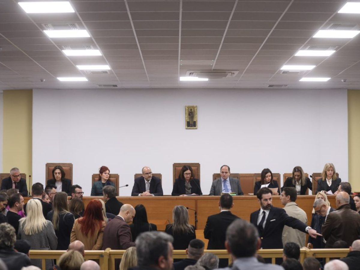 Διεκόπη για την 1η Απριλίου η δίκη των Τεμπών μετά τις καταγγελίες των συγγενών για τα τεχνικά προβλήματα στην αίθουσα