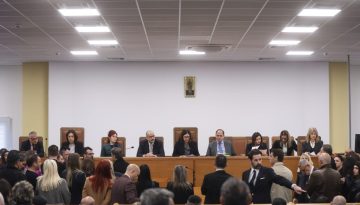 Διεκόπη για την 1η Απριλίου η δίκη των Τεμπών μετά τις καταγγελίες των συγγενών για τα τεχνικά προβλήματα στην αίθουσα