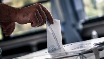 Δημοσκόπηση MRB: Το ΠΑΣΟΚ αιμορραγεί προς ΝΔ, από πού αντλεί ψήφους η Καρυστιανού, τι λένε οι πολίτες για κόμμα Τσίπρα, α