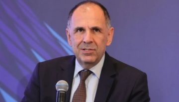 Διπλωματική ισορροπία Αθήνας μεταξύ Τρίπολης και Βεγγάζης: Στη Λιβύη ο Γεραπετρίτης – Αγκάθι οι θαλάσσιες ζώνες