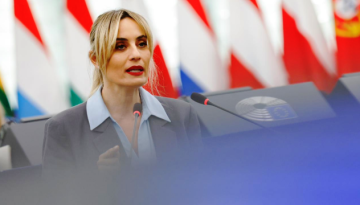 Ελεονώρα Μελέτη στο Ευρωκοινοβούλιο: “3.500 παιδιά τον μήνα θύματα κακοποίησης online” – Σκληρό μήνυ
