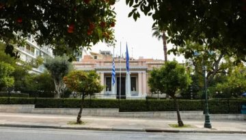 Η κυβέρνηση θέλει να “κλείσει” τα σενάρια πρόωρων εκλογών: Ενίσχυση μηνυμάτων σταθερότητας από το Μα