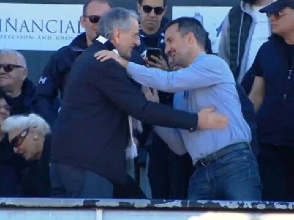 &Kappa;&alpha;&lambda;&alpha;&mu;ά&tau;&alpha;: &Omicron; &Alpha;&nu;&tau;ώ&nu;&eta;&sigmaf; &Sigma;&alpha;&mu;&alpha;&rho;ά&sigmaf; &mu;&epsilon; &alpha;&sigma;&pi;&rho;ό&mu;&alpha;&upsilon;&rho;&omicron; &kappa;&alpha;&sigma;&kappa;ό&lambda; &tau;&eta;&sigmaf; &ldquo;&Mu;&alpha;ύ&rho;&eta;&sigmaf; &Theta;ύ&epsilon;&lambda;&lambda;&alpha;&sigmaf;&rdquo; &sigma;&tau;&iota;&sigmaf; &epsilon;&xi;έ&delta;&rho;&epsilon;&sigmaf;