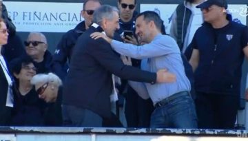 Καλαμάτα: Ο Αντώνης Σαμαράς με ασπρόμαυρο κασκόλ της “Μαύρης Θύελλας” στις εξέδρες