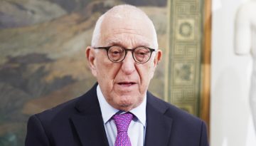 Νικήτας Κακλαμάνης: Εγκαινίασε την έκθεση “Sector 2: Λευκωσία” – “Να αναρωτηθούμε πώς η μνήμη μ