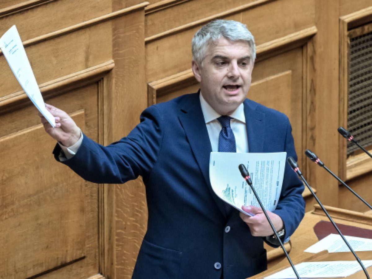 Ο Οδυσσέας Κωνσταντινόπουλος παραιτείται από βουλευτής μετά τη διαγραφή του και παραδίδει την έδρα του στο ΠΑΣ