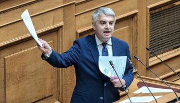 Ο Οδυσσέας Κωνσταντινόπουλος παραιτείται από βουλευτής μετά τη διαγραφή του και παραδίδει την έδρα του στο ΠΑΣ