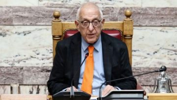 Συγχαρητήρια Κακλαμάνη σε Πετρούνια: “Ανέβασε την Ελλάδα και πάλι στην κορυφή”